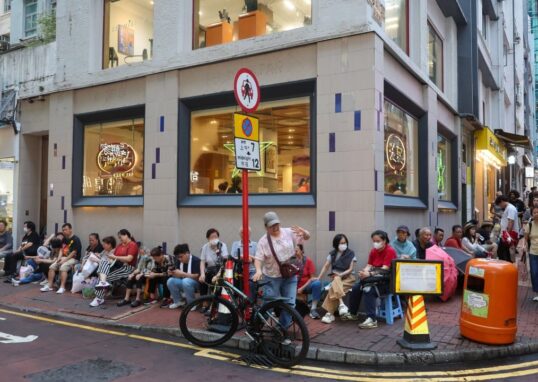 Antrean panjang di Hong Kong untuk koleksi Royal Pop Swatch Audemars Piguet