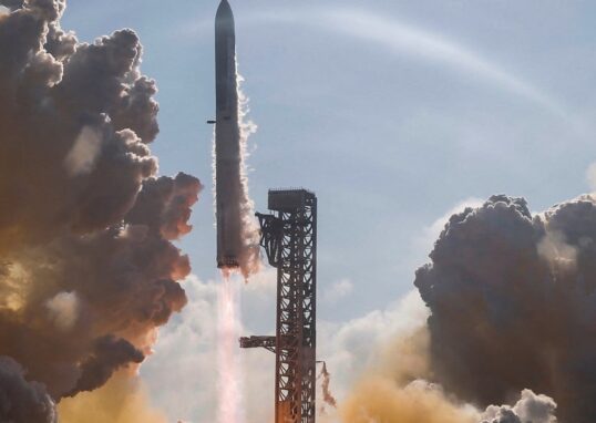 Dominasi pasar luar angkasa oleh SpaceX dan tantangan yang dihadapi
