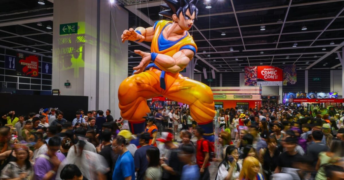 Pengunjung Komik Kon Hong Kong 2023 mengenakan kostum cosplay