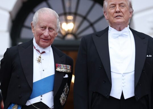 Raja Charles III dalam kunjungan kenegaraan ke AS, menunjukkan diplomasi cerdas.
