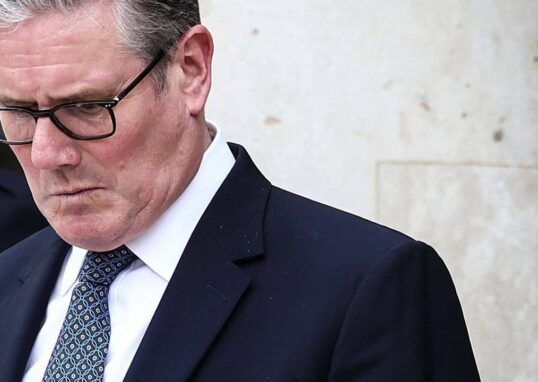 Keir Starmer menghadapi tantangan kepemimpinan di Inggris