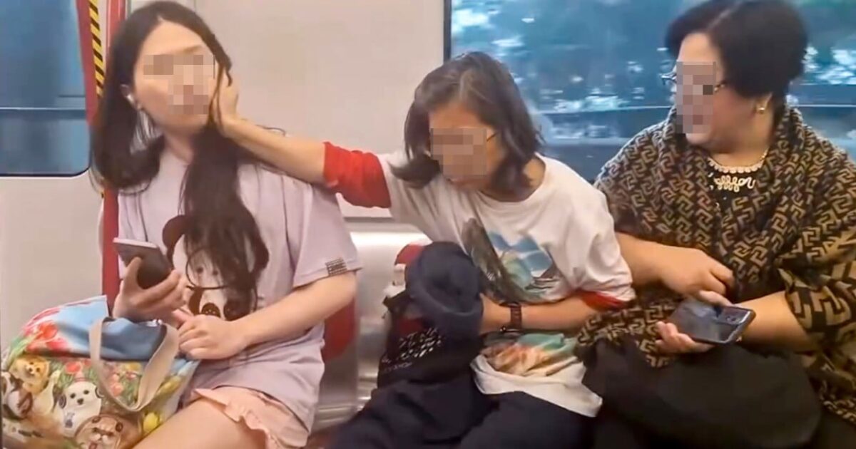 wanita lansia MTR Hong Kong berusaha mengusir wanita muda