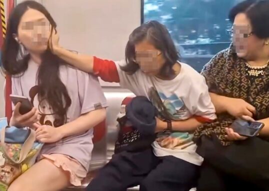 wanita lansia MTR Hong Kong berusaha mengusir wanita muda