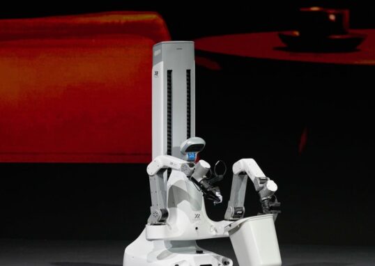 Robot di China berperan dalam kebersihan dan lalu lintas