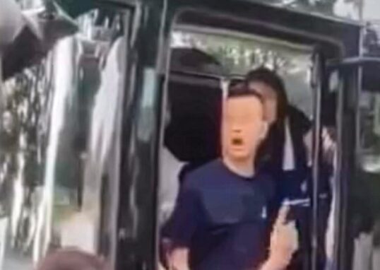 Insiden kepala sekolah Hong Kong di Singapura.