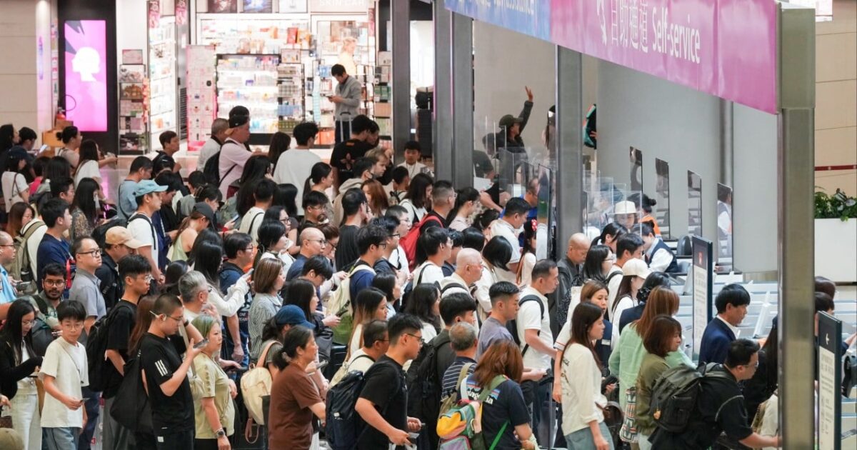 Warga Hong Kong berlibur di Shenzhen saat Hari Buruh
