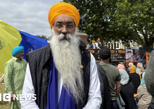 Deskripsi foto tentang penyidikan kematian Henry Nowak yang melibatkan komunitas Sikh.