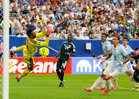 Pemain Uruguay merayakan gol penyama kedudukan melawan Arab Saudi
