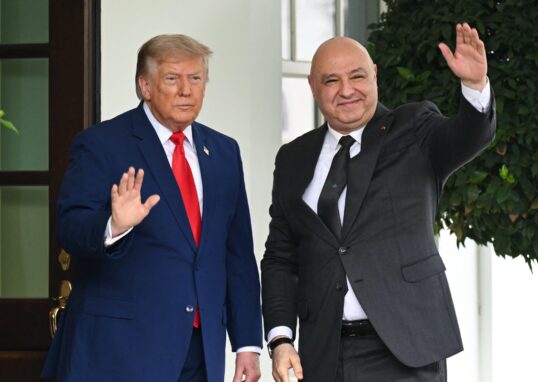 Gambar Trump dan Aoun membahas intervensi Syria terhadap Hezbollah