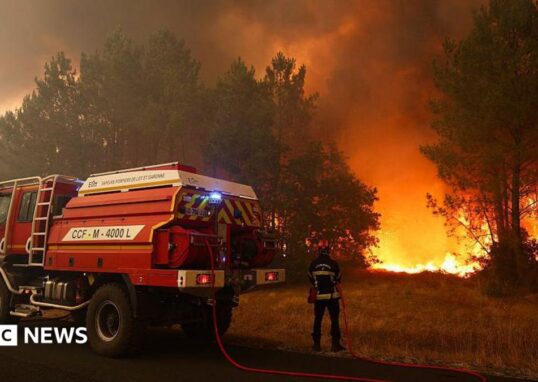 Kebakaran hutan Prancis yang memaksa evakuasi warga